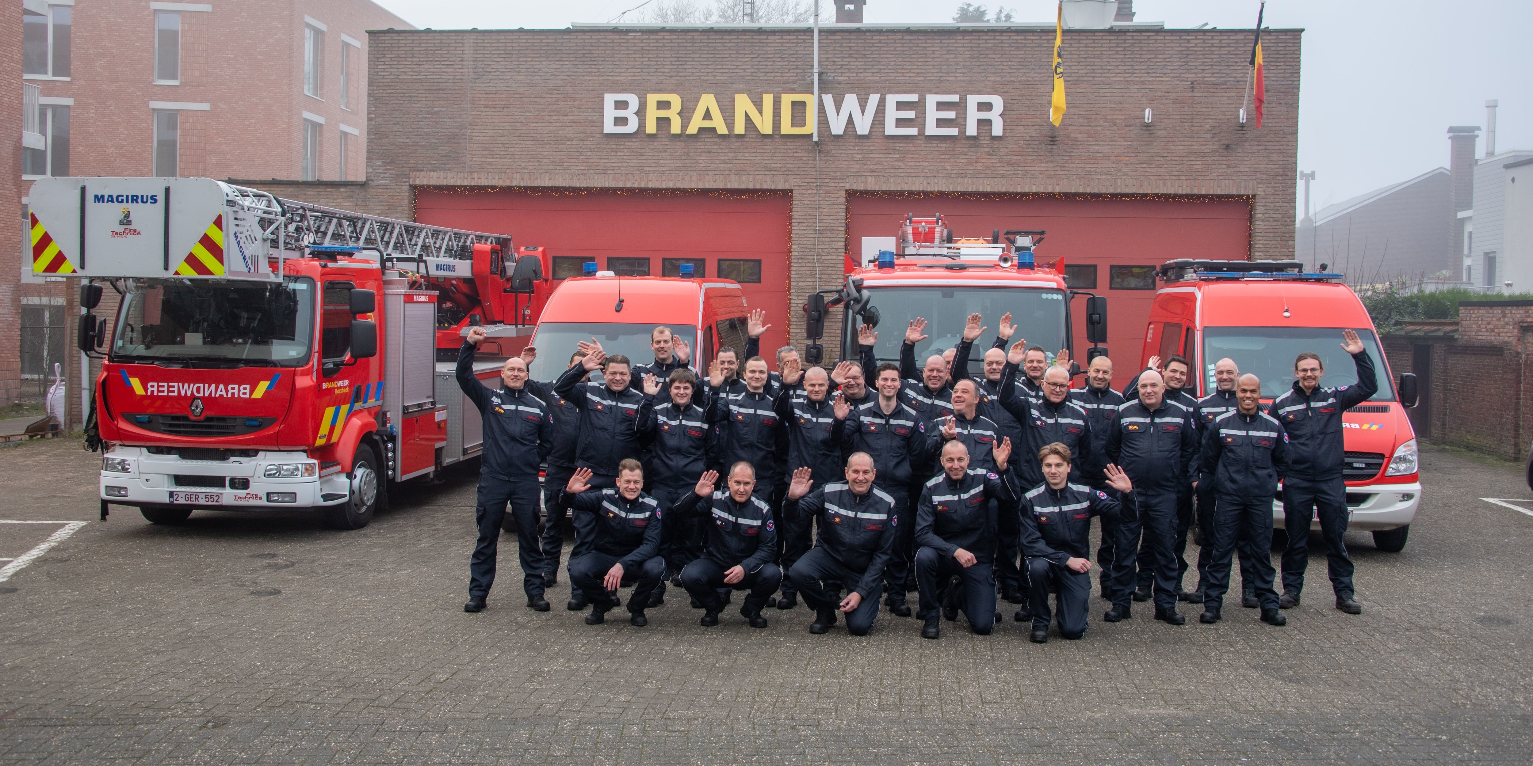 Alle brandweermannen van Post Borsbeek zwaaiend voor 4 brandweerwagens voor hun kazerne Alle brandweermannen van Post Borsbeek zwaaiend voor 4 brandweerwagens voor hun kazerne